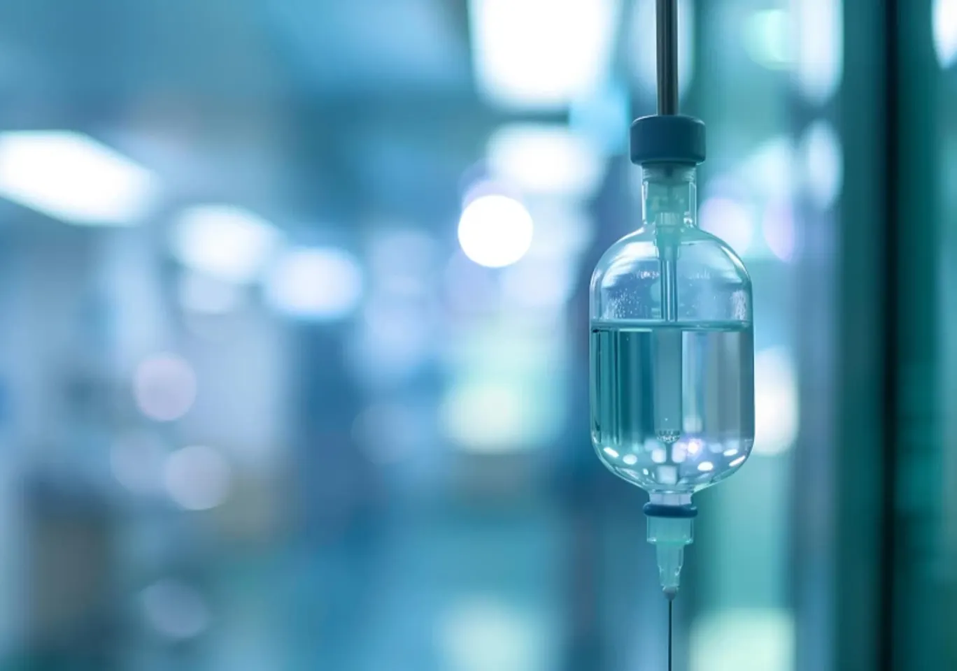 Detoks alkoholowy Kowary: butelka infuzyjna zawieszona w gabinecie