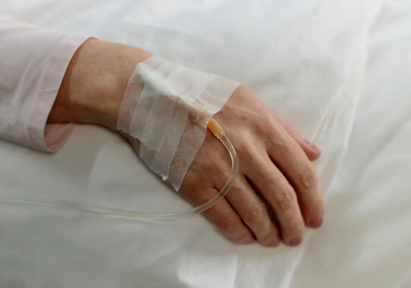 Kroplówki witaminowe Piechowice: dłoń z podłączoną kroplówką w spokojnym kadrze
