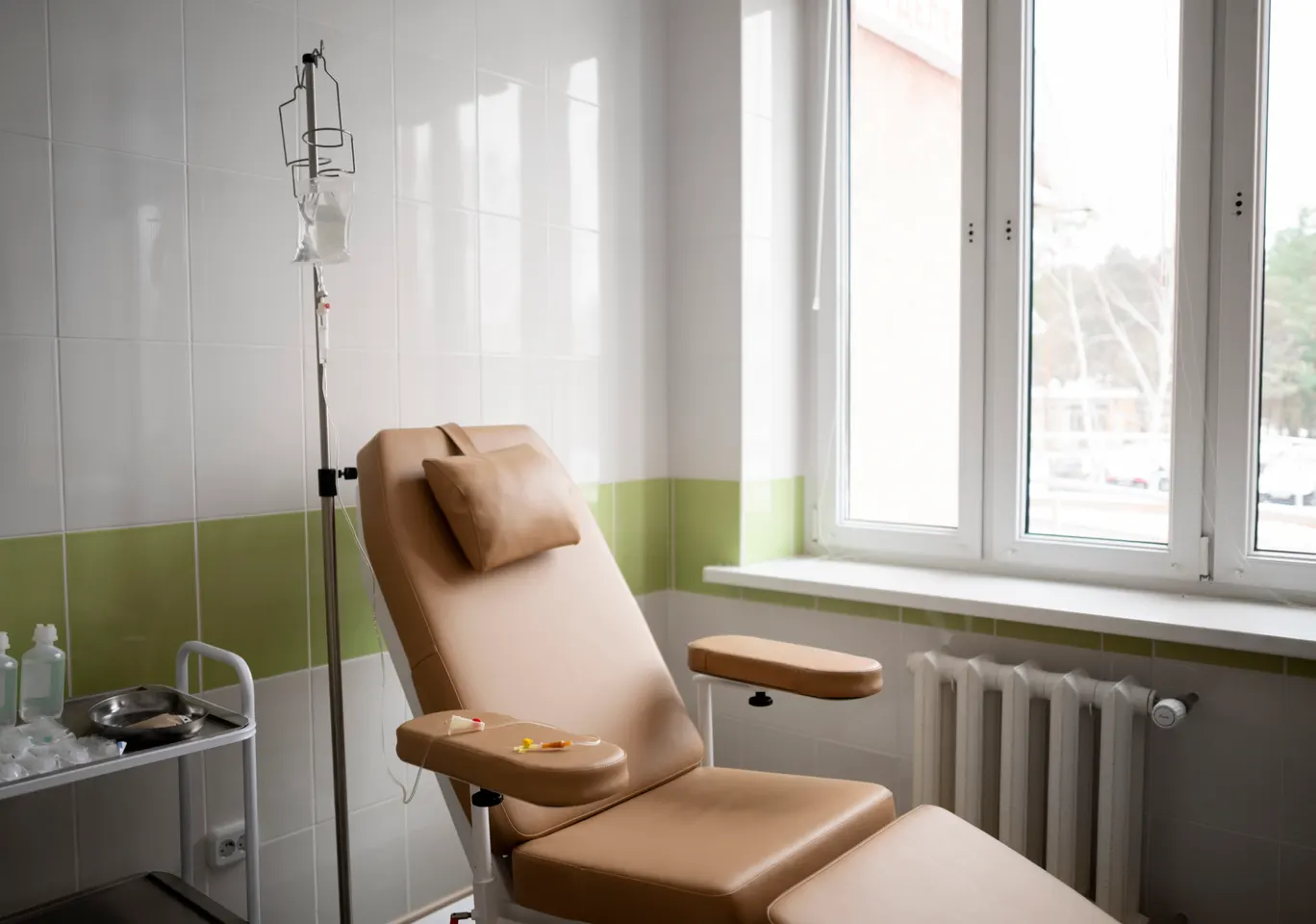 Kroplówki witaminowe Kowary: gabinet zabiegowy z fotelem i stojakiem na kroplówkę