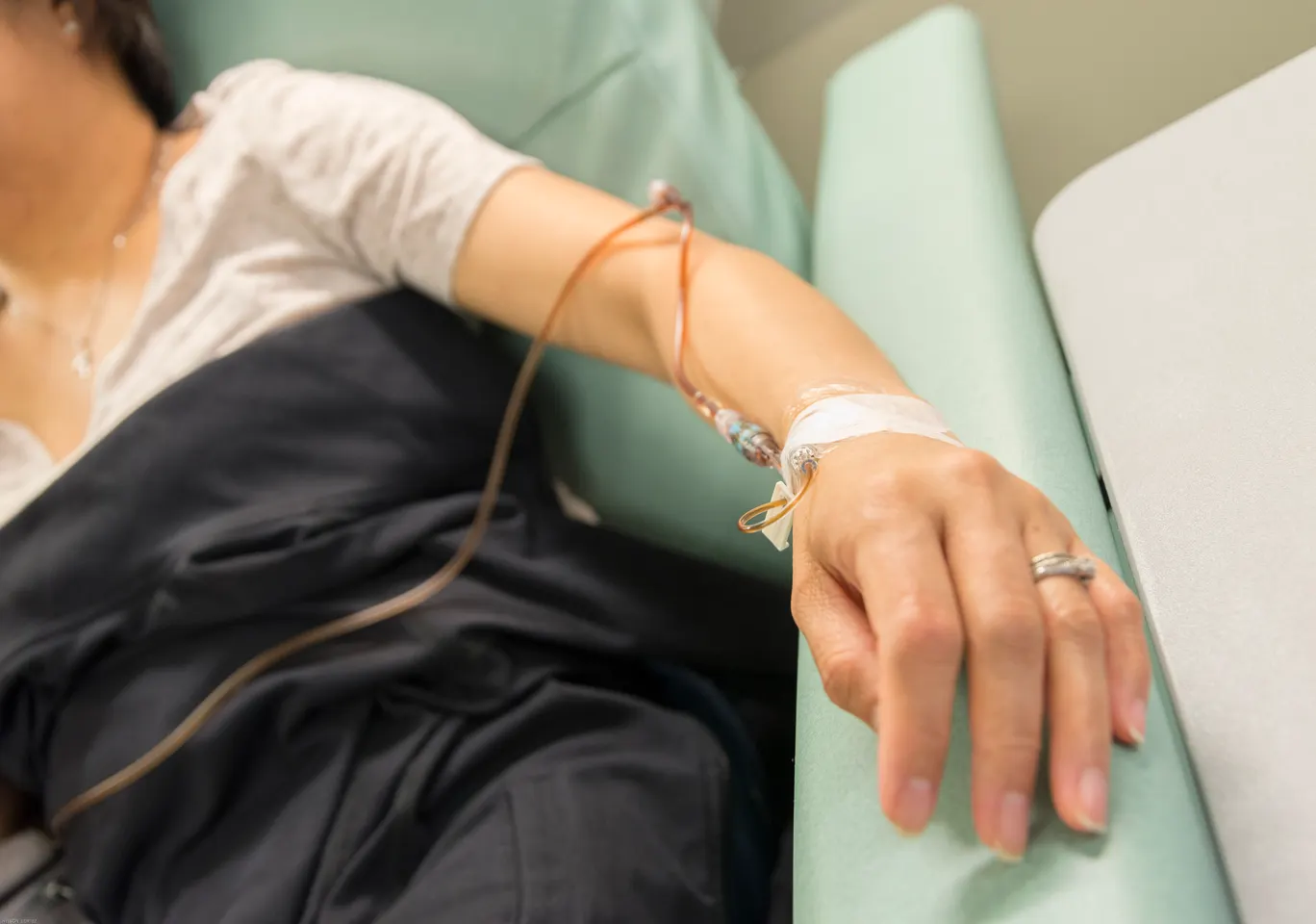 Kroplówki witaminowe Jelenia Góra: ręka z podłączoną linią infuzyjną w trakcie zabiegu