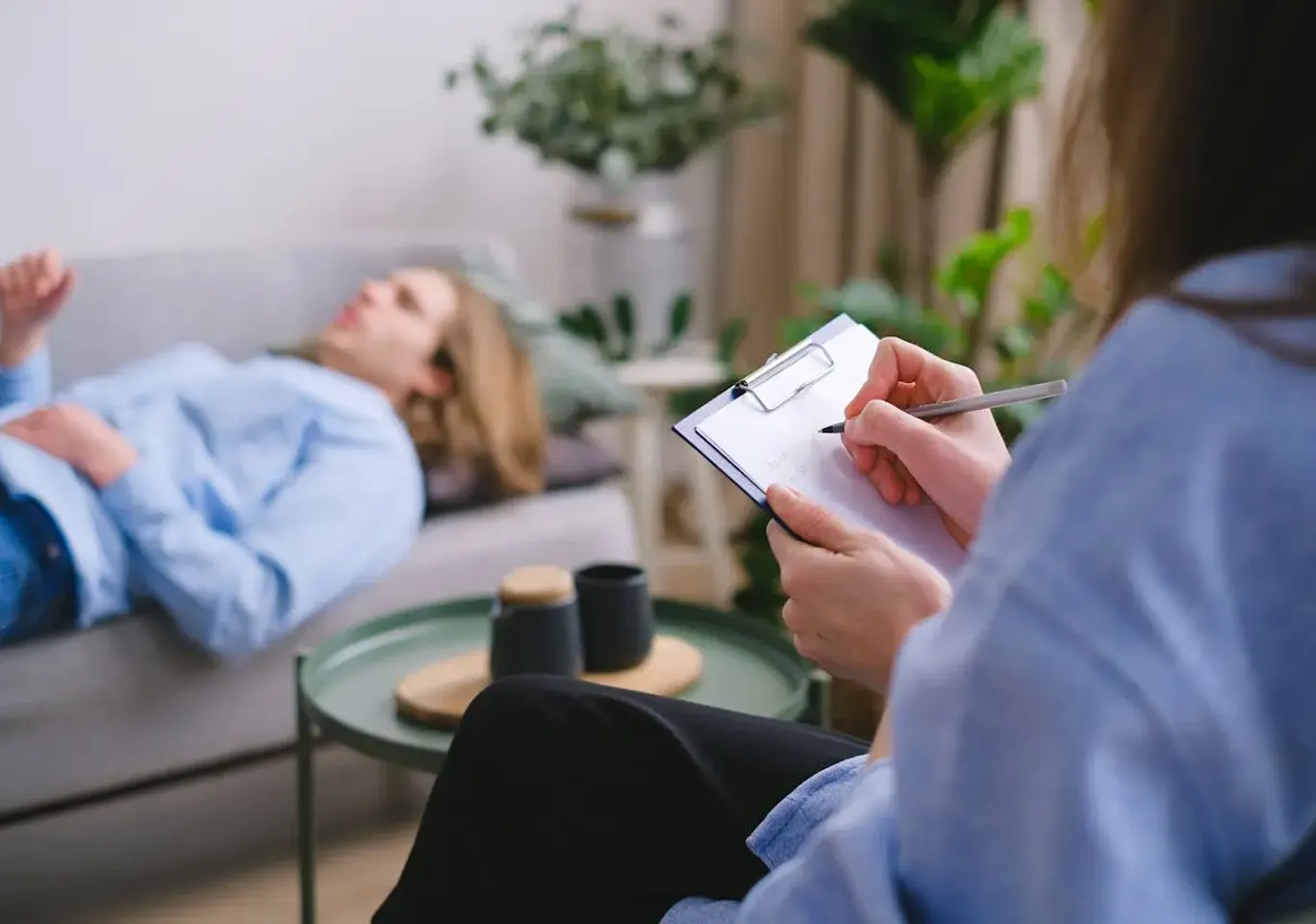 Konsultacja psychiatryczna Jelenia Góra: sesja terapeutyczna na kozetce